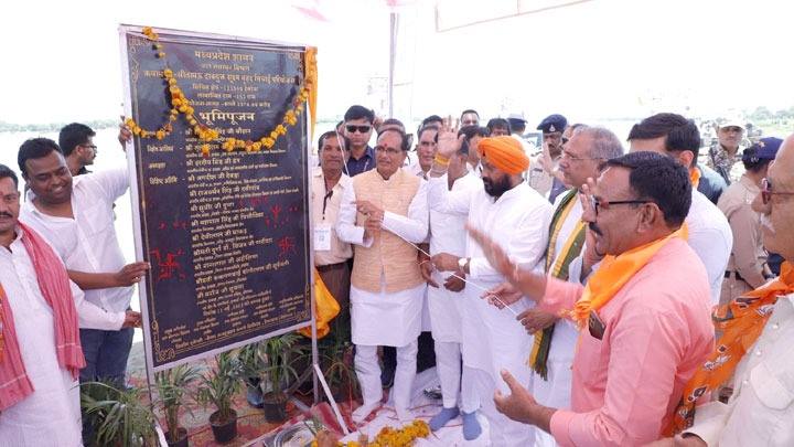 मुख्यमंत्री श्री चौहान ने मंदसौर जिले के ग्राम जवानपुरा में दाबयुक्त वृहद सिंचाई परियोजना का भूमि-पूजन किया